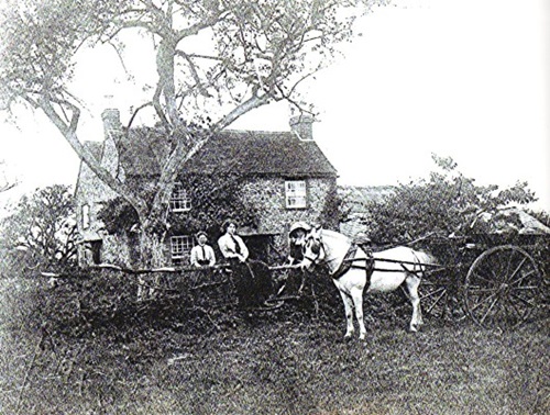 Crouch_Hall_Farm,_Redbourn-529x400